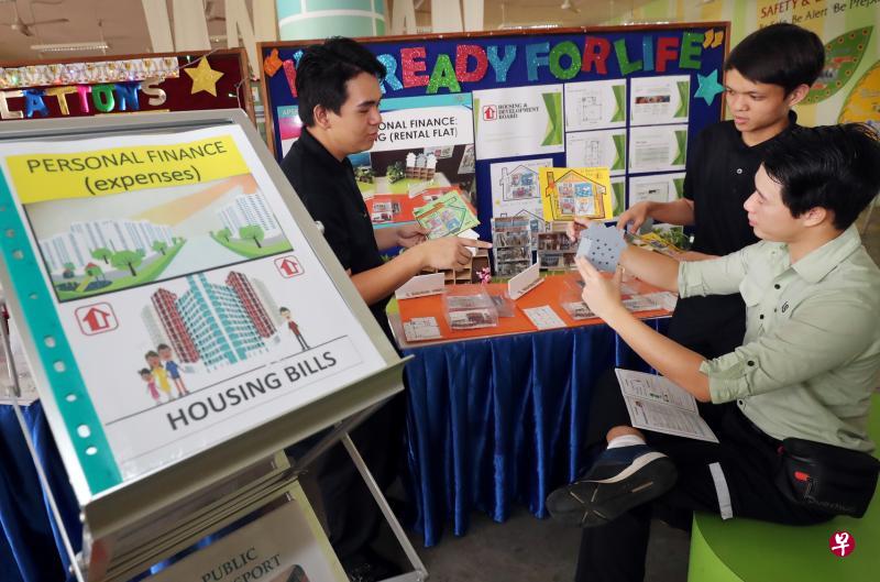 立达高级特别学校打造一个“迷你”组屋展厅,让学生模拟购屋的程序,从中也建立对财务规划的概念。(陈来福摄) 立达高级特别学校打造一个“迷你”组屋展厅,让学生模拟购屋的程序,从中也建立对财务规划的概念。(陈来福摄)