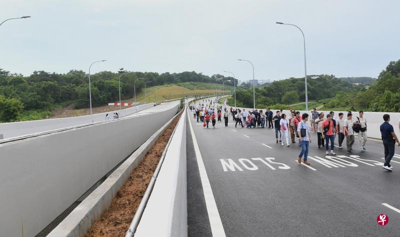 昨午通车的榜鹅中路新桥跨越实龙岗河,离开榜鹅的车辆过桥之后就会驶上直接通往KPE或TPE的哈鲁士连道,避开榜鹅新镇内的堵车路段。(海峡时报) 昨午通车的榜鹅中路新桥跨越实龙岗河,离开榜鹅的车辆过桥之后就会驶上直接通往KPE或TPE的哈鲁士连道,避开榜鹅新镇内的堵车路段。(海峡时报)