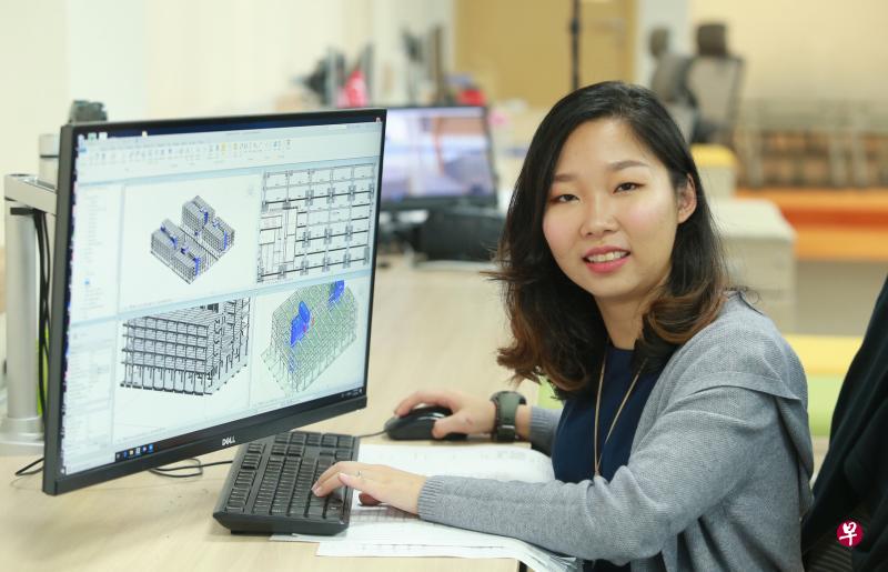 原为室内设计师的萧佩龄,通过劳动力发展局为建筑信息模型专才而设的专业人士转业计划投入建筑业,负责用数码技术构建虚拟三维建筑模型,提高整体建筑效率。(唐家鸿摄) 原为室内设计师的萧佩龄,通过劳动力发展局为建筑信息模型专才而设的专业人士转业计划投入建筑业,负责用数码技术构建虚拟三维建筑模型,提高整体建筑效率。(唐家鸿摄)