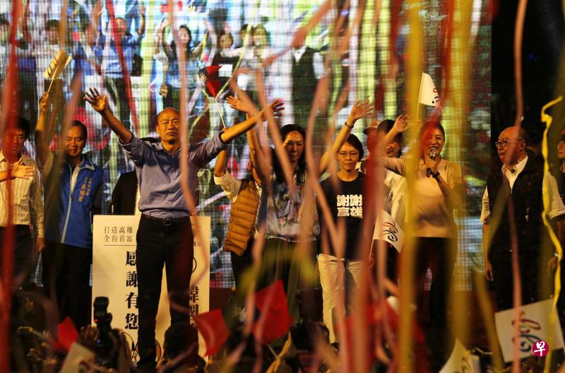韩国瑜(左三)赢得高雄市长选举。(中新社) 韩国瑜(左三)赢得高雄市长选举。(中新社)