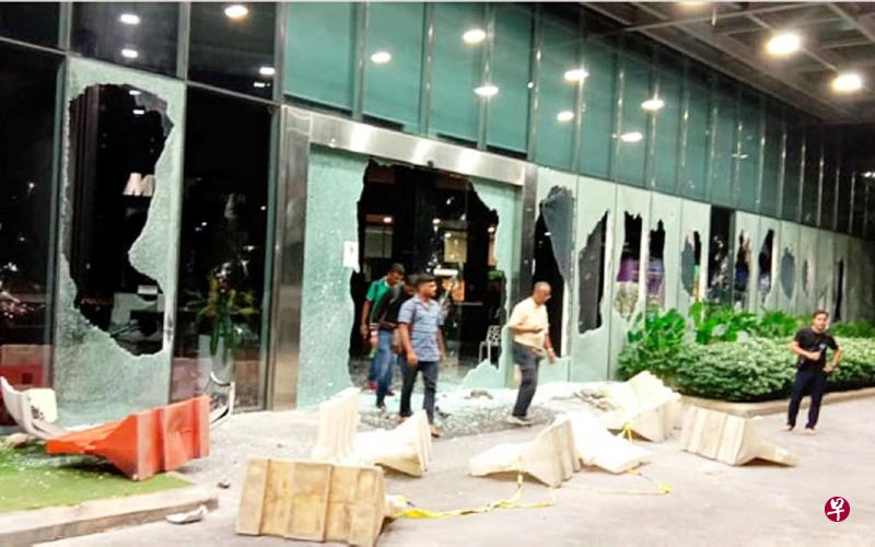 一批暴徒前晚游行到一公里外的MCT大厦破坏发展商的展示厅。(星洲日报) 一批暴徒前晚游行到一公里外的MCT大厦破坏发展商的展示厅。(星洲日报)