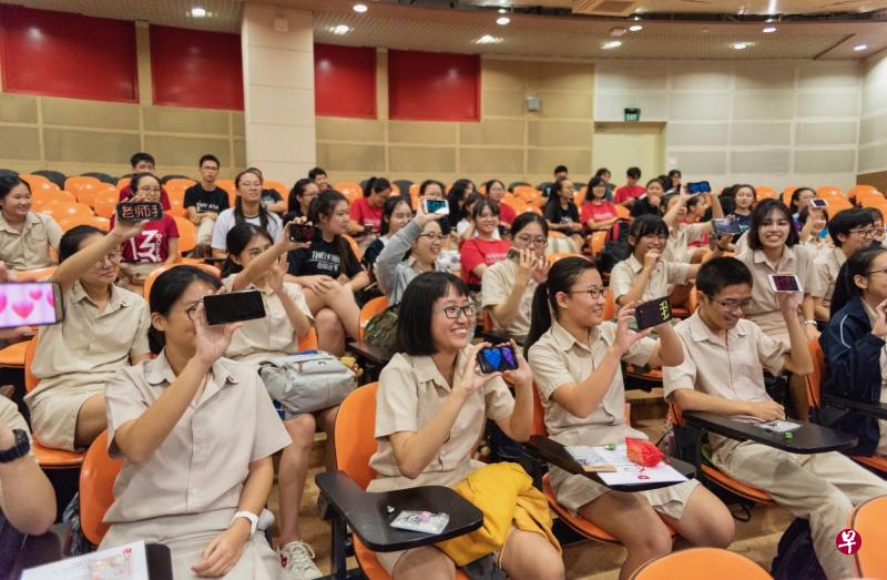 今年的叙别会也同时欢送陆玉欢老师荣休。(图片由南初提供) 今年的叙别会也同时欢送陆玉欢老师荣休。(图片由南初提供)