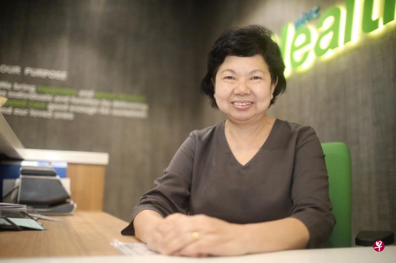 梁惠珍在职总保健合作社服务三年,如今是高级护理经理(Senior Nursing Manager)。 梁惠珍在职总保健合作社服务三年,如今是高级护理经理(Senior Nursing Manager)。