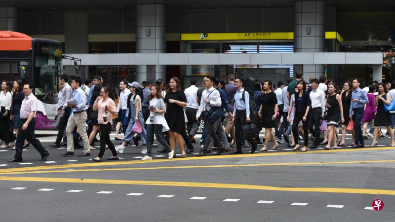 去年6月至今年6月,25岁至64岁的居民就业率达80.3%,环比微跌0.4%。(档案照) 去年6月至今年6月,25岁至64岁的居民就业率达80.3%,环比微跌0.4%。(档案照)