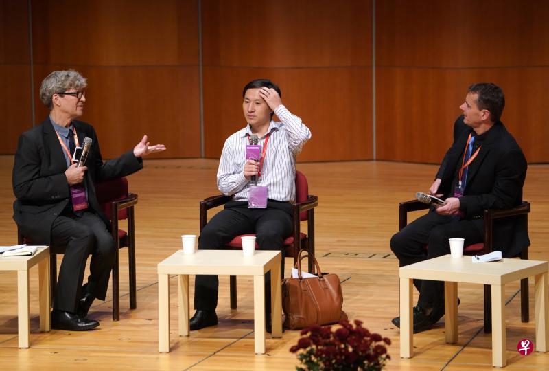 11月28日中午,南方科技大学副教授贺建奎(中间者)现身正在香港大学举行的第二届人类基因组编辑国际峰会。这是他在“基因编辑婴儿”事件后的首次公开亮相,回答现场嘉宾和记者的提问。(中通社) 11月28日中午,南方科技大学副教授贺建奎(中间者)现身正在香港大学举行的第二届人类基因组编辑国际峰会。这是他在“基因编辑婴儿”事件后的首次公开亮相,回答现场嘉宾和记者的提问。(中通社)