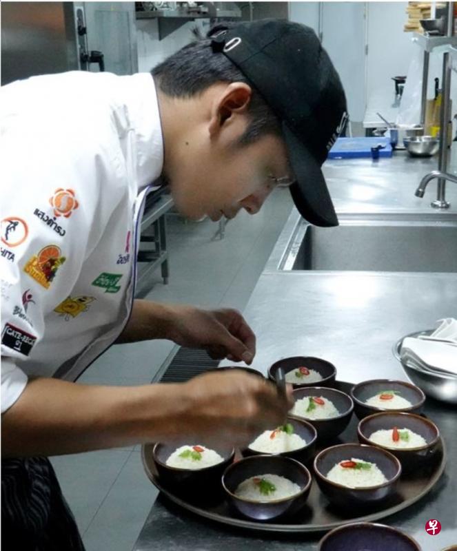 泰国酒店厨师忙碌准备海南鸡饭。(白溪君摄) 泰国酒店厨师忙碌准备海南鸡饭。(白溪君摄)