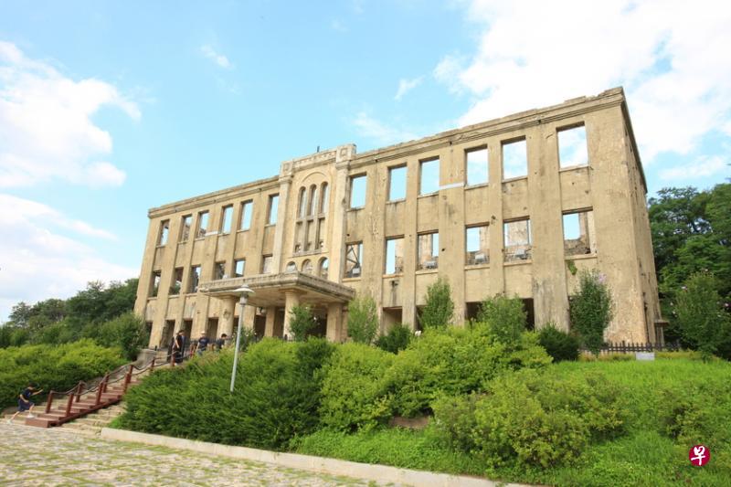 铁原劳动党舍的表面还留下密集的弹孔,一派凄凉映衬出南北分裂的残酷现实。 铁原劳动党舍的表面还留下密集的弹孔,一派凄凉映衬出南北分裂的残酷现实。