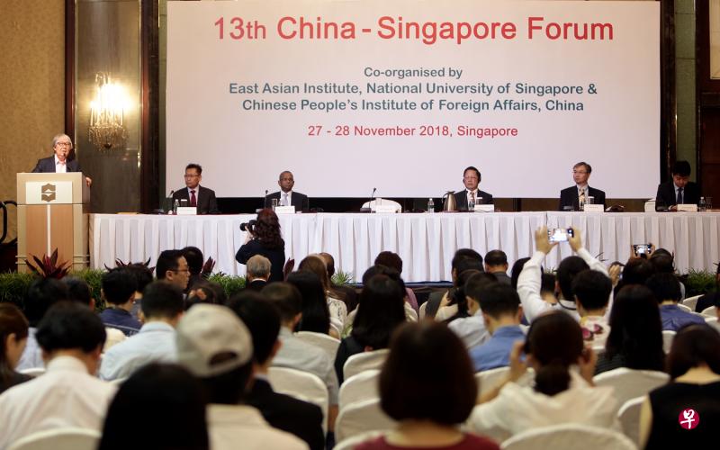 我国巡回大使许通美教授(左一)指出,一带一路倡议应辅助而非取代亚细安内部计划。图中出席论坛者是蓝平儿(左二起)、巴斯卡兰、胡正跃、苏浩、王文。(陈渊庄摄) 我国巡回大使许通美教授(左一)指出,一带一路倡议应辅助而非取代亚细安内部计划。图中出席论坛者是蓝平儿(左二起)、巴斯卡兰、胡正跃、苏浩、王文。(陈渊庄摄)