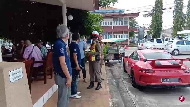 肇祸的保时捷跑车,左后方出现凹陷。(取自网络) 肇祸的保时捷跑车,左后方出现凹陷。(取自网络)