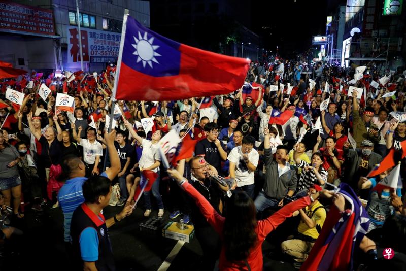 台湾九合一选举周六落下帷幕,许多高雄民众都到街头为支持的候选人打气。(路透社) 台湾九合一选举周六落下帷幕,许多高雄民众都到街头为支持的候选人打气。(路透社)