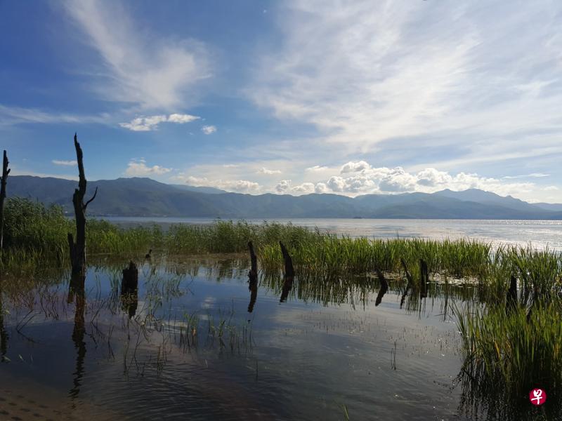 从昆明出发,一路往西北走,沿途的诺邓、喜洲古镇始终保持着未经雕琢的原始风貌,烂漫淳朴,带有浓厚的乡土气息,还有说不尽的青山隐隐,绿水悠悠。(黄晓萍摄) 从昆明出发,一路往西北走,沿途的诺邓、喜洲古镇始终保持着未经雕琢的原始风貌,烂漫淳朴,带有浓厚的乡土气息,还有说不尽的青山隐隐,绿水悠悠。(黄晓萍摄)