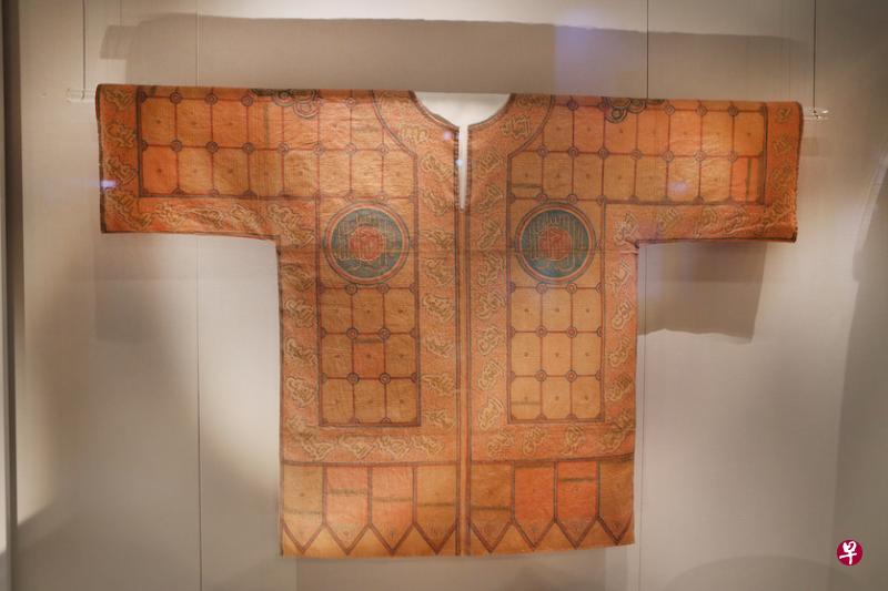 写满可兰经经文的护身衬衫。 写满可兰经经文的护身衬衫。