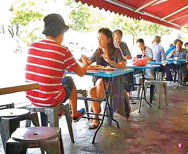 有网友曾拍到张柏芝与一名男士在新加坡共进早餐。(互联网) 有网友曾拍到张柏芝与一名男士在新加坡共进早餐。(互联网)