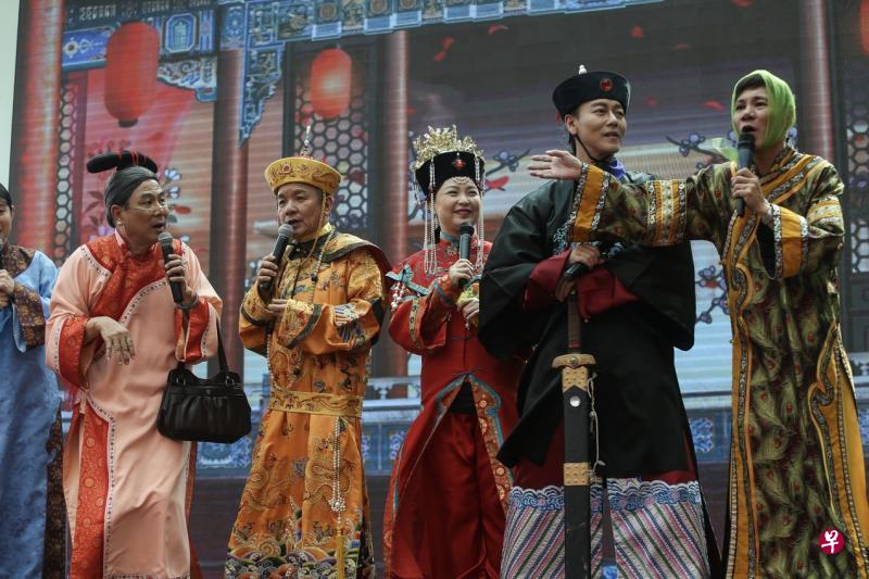 梁志强等人为宣传《欢喜就好4》，昨午在牛车水广场以《延禧攻略》中的角色登场。