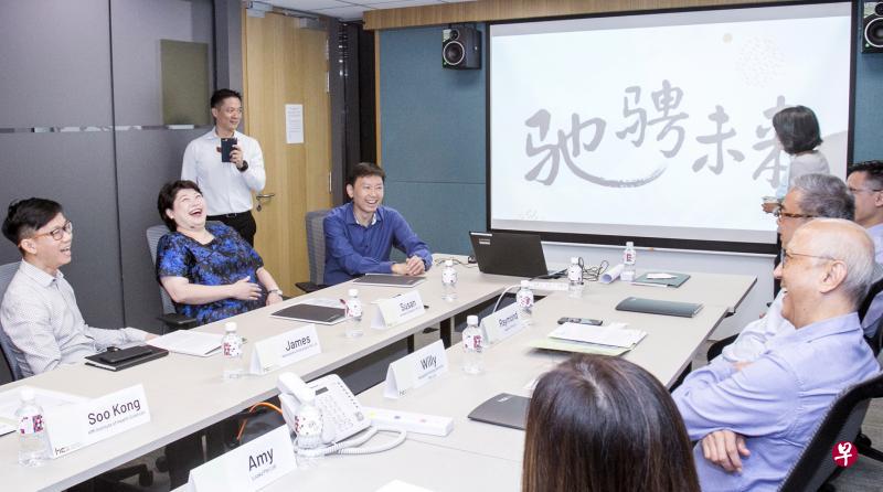 贸工部兼教育部高级政务部长徐芳达(面向镜头左四)昨天为汉文教集团与精深技能发展局及人民协会合作开办的课程主持推介,并参观试行班,与学员交流对话。(特约熊俊华摄) 贸工部兼教育部高级政务部长徐芳达(面向镜头左四)昨天为汉文教集团与精深技能发展局及人民协会合作开办的课程主持推介,并参观试行班,与学员交流对话。(特约熊俊华摄)