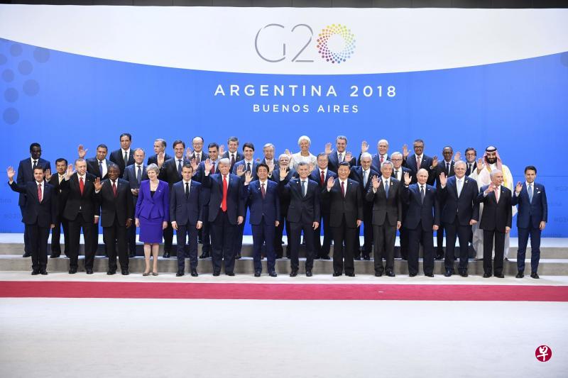 二十国集团首脑和应邀出席会议的国家和国际组织代表等,在领导人峰会正式开始前合影,他们包括俄罗斯总统普京(右四起)、李显龙总理、中国国家主席习近平、阿根廷总统马克里、日本首相安倍晋三和美国总统特朗普等。(法新社) 二十国集团首脑和应邀出席会议的国家和国际组织代表等,在领导人峰会正式开始前合影,他们包括俄罗斯总统普京(右四起)、李显龙总理、中国国家主席习近平、阿根廷总统马克里、日本首相安倍晋三和美国总统特朗普等。(法新社)