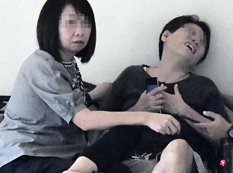 死者三女儿悲痛不已,次女在旁安慰。(曾美玲 摄) 死者三女儿悲痛不已,次女在旁安慰。(曾美玲 摄)