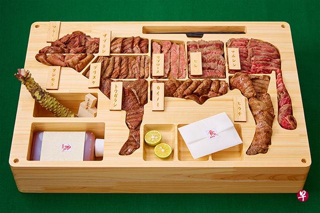 去年日本东京都餐饮宅配业者推出“鸟取和牛便当”,每份要价约3500新元。(互联网) 去年日本东京都餐饮宅配业者推出“鸟取和牛便当”,每份要价约3500新元。(互联网)