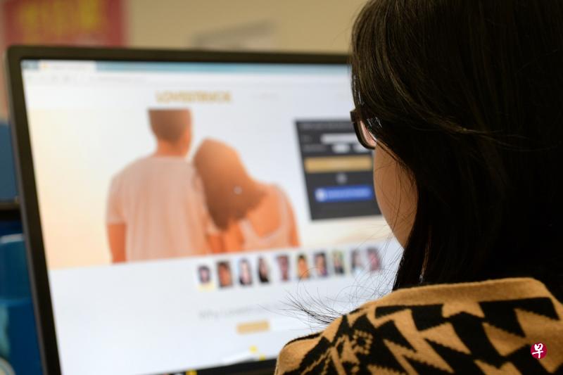 女郎在面簿上看到婚介所的广告后,便点开网站填写资料报名,希望通过婚介找伴侣。(示意图) 女郎在面簿上看到婚介所的广告后,便点开网站填写资料报名,希望通过婚介找伴侣。(示意图)