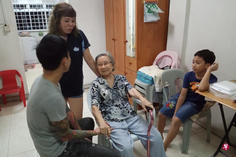 小许(左一)上周三探望90岁阿婆汪润添,也为她清理家居。九岁小义工子恩也在旁陪聊天。左二是义务辅导他近三年的麦淑娴。(温伟中摄) 小许(左一)上周三探望90岁阿婆汪润添,也为她清理家居。九岁小义工子恩也在旁陪聊天。左二是义务辅导他近三年的麦淑娴。(温伟中摄)