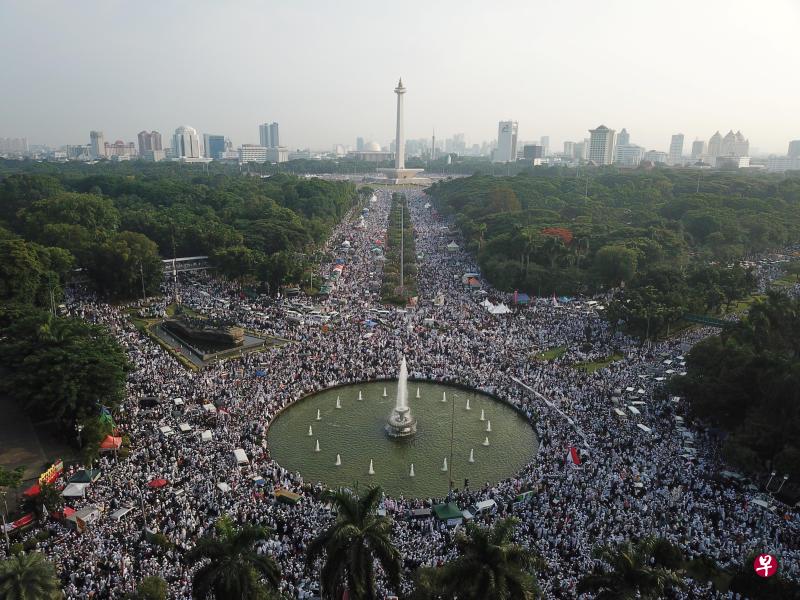 约10万民众今天在雅加达街上游行。(路透社) 约10万民众今天在雅加达街上游行。(路透社)