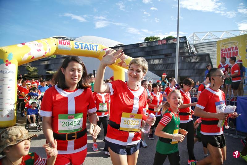 义跑参与者打扮成圣诞老人和精灵,参加第5届“Santa Run For Wishes”圣诞主题义跑。(严宣融摄) 义跑参与者打扮成圣诞老人和精灵,参加第5届“Santa Run For Wishes”圣诞主题义跑。(严宣融摄)