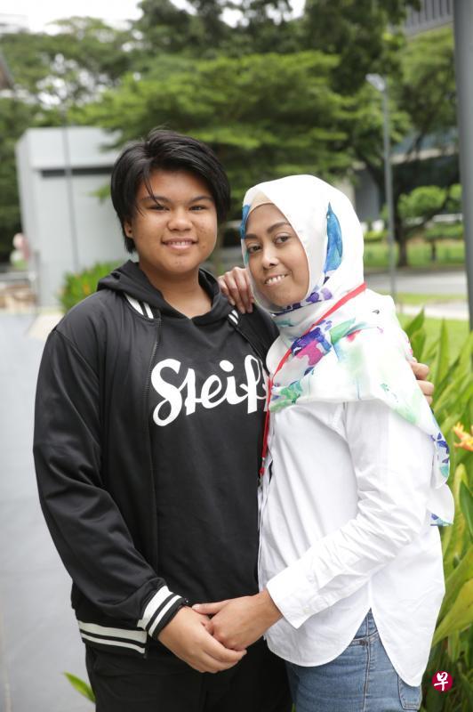 肺动脉高压症患者哈斯丽娜(右)患病后无法继续工作,因为容易气喘和疲劳,她的日常生活大受影响,家务事和照顾母亲的担子都落在13岁女儿阿奇拉(左)身上。(Phocept提供) 肺动脉高压症患者哈斯丽娜(右)患病后无法继续工作,因为容易气喘和疲劳,她的日常生活大受影响,家务事和照顾母亲的担子都落在13岁女儿阿奇拉(左)身上。(Phocept提供)