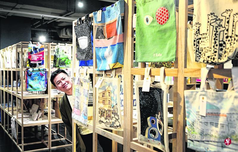 新闻从业员林方伟策展“书X包——文青时代装备展”,展出60件布袋收藏。 新闻从业员林方伟策展“书X包——文青时代装备展”,展出60件布袋收藏。