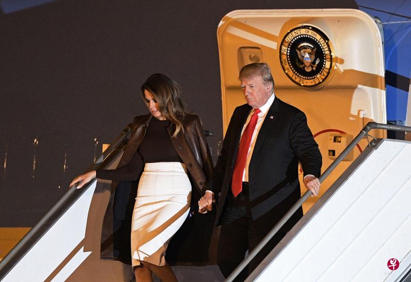 特朗普与第一夫人梅拉尼娅乘空军一号抵达阿根廷出席G20峰会。 (法新社) 特朗普与第一夫人梅拉尼娅乘空军一号抵达阿根廷出席G20峰会。 (法新社)