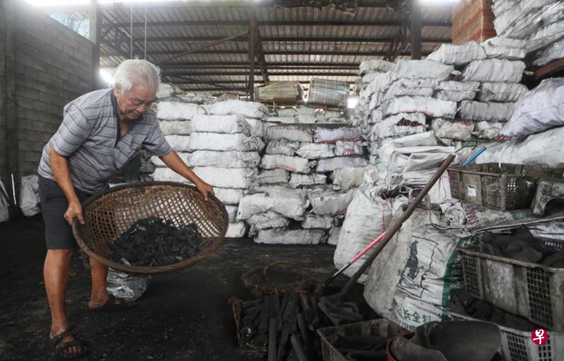 80岁高龄的金联成记老板吴慈础,拿藤篮筛选火炭碎块。 80岁高龄的金联成记老板吴慈础,拿藤篮筛选火炭碎块。