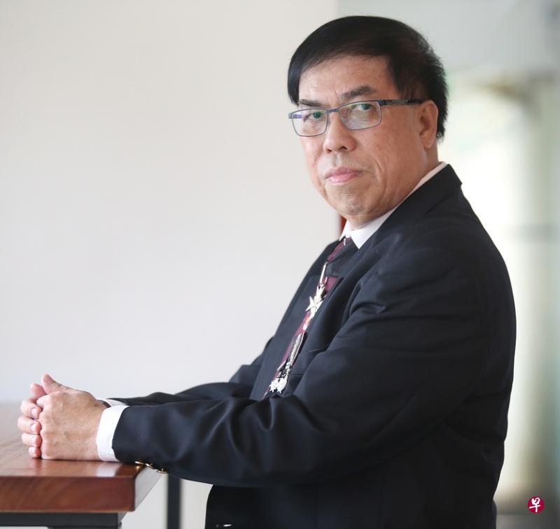 圣约翰救伤队队友会主席符书光获伊丽莎白二世女王授勋圣约翰爵级天恩司令勋衔表扬。(梁伟康摄) 圣约翰救伤队队友会主席符书光获伊丽莎白二世女王授勋圣约翰爵级天恩司令勋衔表扬。(梁伟康摄)