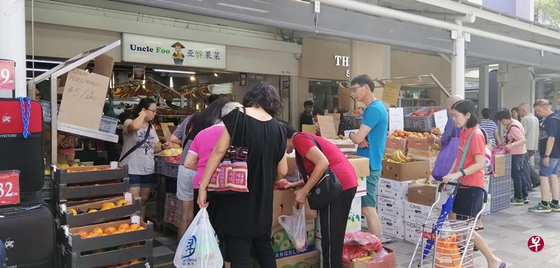 勿洛水果摊便宜售卖“丑水果”,吸引大批人潮。(林佳敏 摄) 勿洛水果摊便宜售卖“丑水果”,吸引大批人潮。(林佳敏 摄)