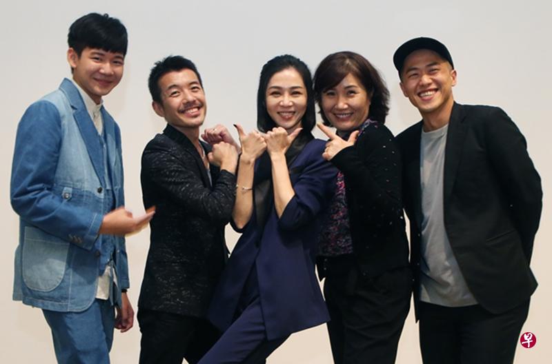 《谁先爱上他的》团队昨来新宣传,包括演员黄圣球(左起)、陈如山、谢盈萱及正副导演徐誉庭与许智彦。(邝启聪 摄) 《谁先爱上他的》团队昨来新宣传,包括演员黄圣球(左起)、陈如山、谢盈萱及正副导演徐誉庭与许智彦。(邝启聪 摄)