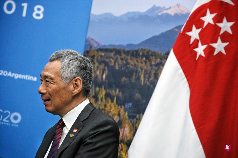 我国总理李显龙因此认为,中美当前矛盾不能与美苏冷战相提并论,但两国关系有可能经历一段长时间的、影响广泛而深远的紧张、矛盾与困难时期。(海峡时报) 我国总理李显龙因此认为,中美当前矛盾不能与美苏冷战相提并论,但两国关系有可能经历一段长时间的、影响广泛而深远的紧张、矛盾与困难时期。(海峡时报)