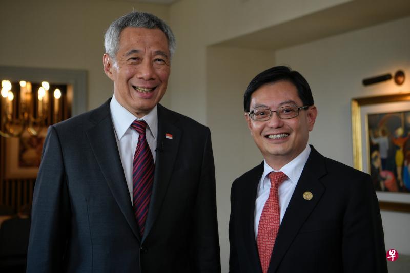 李显龙总理和财政部长王瑞杰(右)上星期六下午结束对阿根廷访问前接受随行新加坡记者采访时,分别谈到接班人和第四代领导班子课题。(海峡时报) 李显龙总理和财政部长王瑞杰(右)上星期六下午结束对阿根廷访问前接受随行新加坡记者采访时,分别谈到接班人和第四代领导班子课题。(海峡时报)