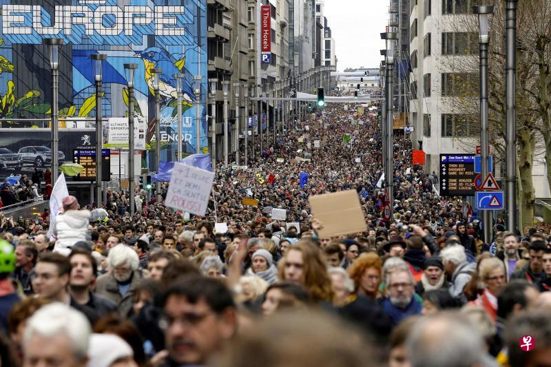 本月2日在比利时首都、欧盟总部所在地布鲁塞尔,来自欧洲各地的6万5000多人参加了“为气候发声”和平游行,声援在波兰举行的联合国气候变化会议。人们手持各种标语,如“地球只有一个”“气候第一、政治第二”等,呼吁各国政府落实《巴黎协定》。(法新社) 本月2日在比利时首都、欧盟总部所在地布鲁塞尔,来自欧洲各地的6万5000多人参加了“为气候发声”和平游行,声援在波兰举行的联合国气候变化会议。人们手持各种标语,如“地球只有一个”“气候第一、政治第二”等,呼吁各国政府落实《巴黎协定》。(法新社)