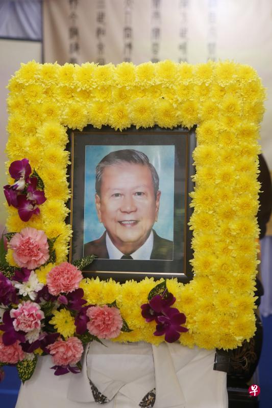 刘少杰医师的遗体停柩在乌美4路的潮州殡仪馆，将于星期四上午10时40分出殡。（邝启聪摄）