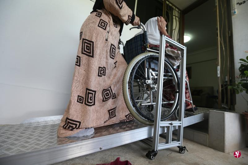 建屋发展局扩大乐龄易计划,协助组屋单位门前有数级台阶的居民安装斜坡道,其中一款是这类可移动斜坡道,无需使用时可拆卸。(梁伟康摄) 建屋发展局扩大乐龄易计划,协助组屋单位门前有数级台阶的居民安装斜坡道,其中一款是这类可移动斜坡道,无需使用时可拆卸。(梁伟康摄)