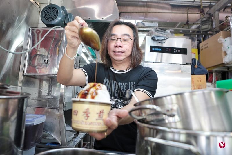 本地知名“四季煎蕊”摊主陈俊源的煎蕊是从马六甲煎蕊改良而成的。(潘万莉 摄) 本地知名“四季煎蕊”摊主陈俊源的煎蕊是从马六甲煎蕊改良而成的。(潘万莉 摄)