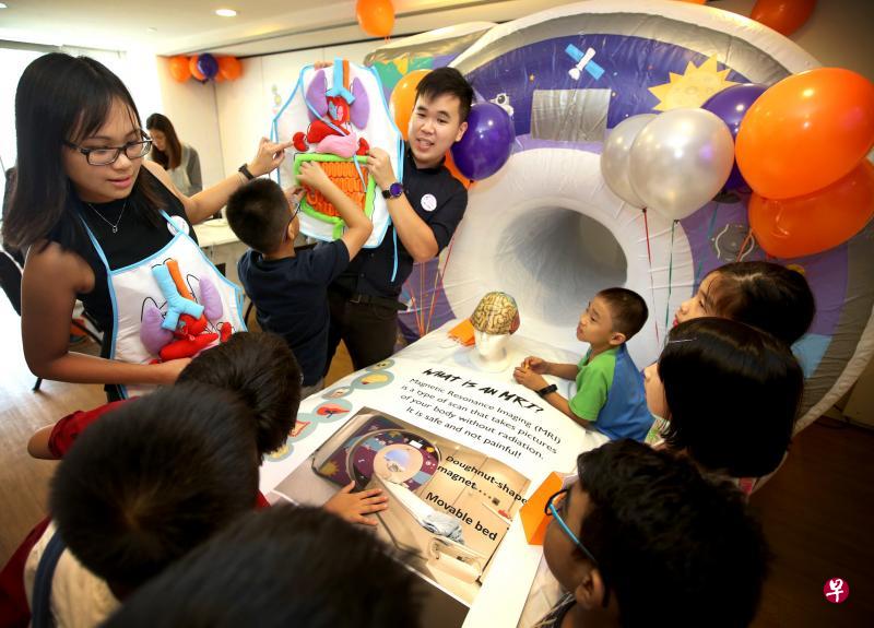 “在新加坡健康成长”大型研究展开至今已10年,参与研究的孩童昨天在庆祝活动上以游戏的方式学习如何进行MRI扫描。(严宣融摄) “在新加坡健康成长”大型研究展开至今已10年,参与研究的孩童昨天在庆祝活动上以游戏的方式学习如何进行MRI扫描。(严宣融摄)