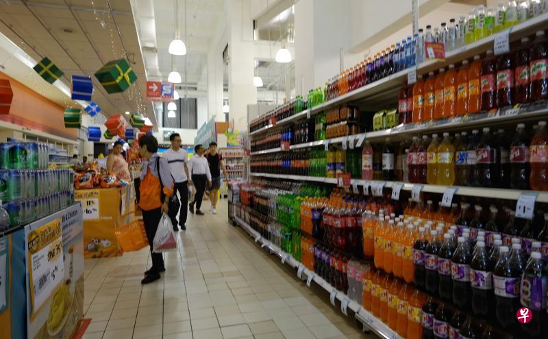 受访学者和医生支持以糖分高低实行分级糖税制度,也有学者提出,若要国人少喝预先调配的加糖饮料,这些饮品的售价至少要上涨两成。(曾坤顺摄) 受访学者和医生支持以糖分高低实行分级糖税制度,也有学者提出,若要国人少喝预先调配的加糖饮料,这些饮品的售价至少要上涨两成。(曾坤顺摄)