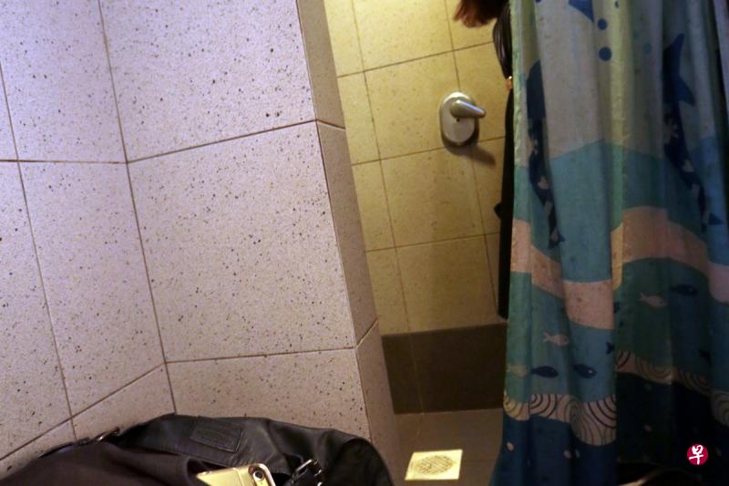 被告在两名租客上夜班回家前进入主卧室厕所放置针孔摄像机。(示意图) 被告在两名租客上夜班回家前进入主卧室厕所放置针孔摄像机。(示意图)