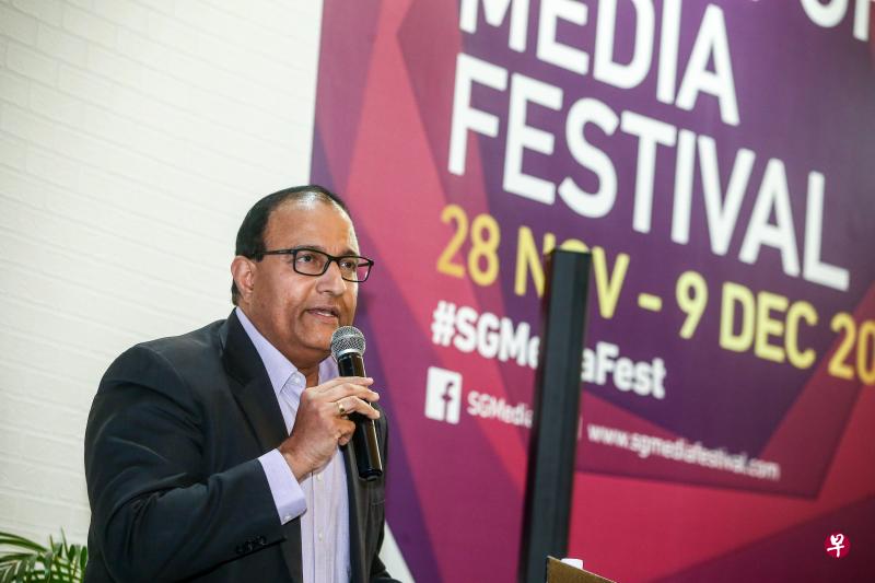 通讯及新闻部长易华仁昨天在新加坡媒体节上宣布推出,由资讯通信媒体发展局、精深技能发展局和劳动力发展局,与94个雇主、行业协会、工会、教育及培训机构制定的媒体业技能框架。(陈斌勤摄) 通讯及新闻部长易华仁昨天在新加坡媒体节上宣布推出,由资讯通信媒体发展局、精深技能发展局和劳动力发展局,与94个雇主、行业协会、工会、教育及培训机构制定的媒体业技能框架。(陈斌勤摄)