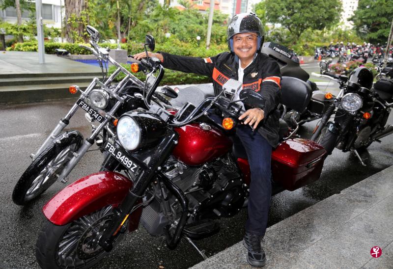 印尼驻新大使苏瓦查亚骑着一辆哈雷戴维森电单车参与慈善骑行,为帕卢和浪加拉灾民筹款赈灾。(梁麒麟摄) 印尼驻新大使苏瓦查亚骑着一辆哈雷戴维森电单车参与慈善骑行,为帕卢和浪加拉灾民筹款赈灾。(梁麒麟摄)