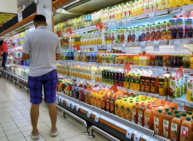 有公众认为,提高含糖饮料的价格或许能影响一些人的选择,但对那些“无糖不欢”的人来说,他们还是舍得花钱购买。(曾坤顺摄) 有公众认为,提高含糖饮料的价格或许能影响一些人的选择,但对那些“无糖不欢”的人来说,他们还是舍得花钱购买。(曾坤顺摄)