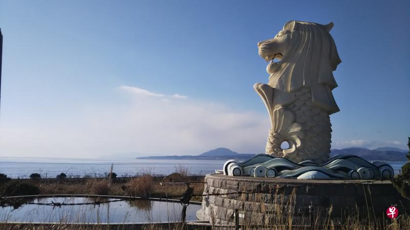 伫立函馆海湾的鱼尾狮建于1989年，象征新日两国的友情。（符祝慧摄）