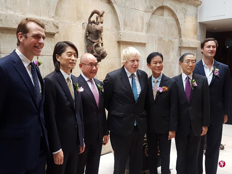 鼎泰丰伦敦旗舰店昨天开幕,出席开幕礼的嘉宾有英国投资方埃利奥特(Ben Elliot)(左起)、鼎泰丰餐馆设计师兼股东宋毅、鼎泰丰董事长杨纪华、面包物语集团主席郭明忠(左五起)、台湾驻英代表林永乐和英国投资方霍尔(Tristan Hoare)。英国前外交部长约翰逊(中)的莅临也让活动生色不少。(陈爱薇摄) 鼎泰丰伦敦旗舰店昨天开幕,出席开幕礼的嘉宾有英国投资方埃利奥特(Ben Elliot)(左起)、鼎泰丰餐馆设计师兼股东宋毅、鼎泰丰董事长杨纪华、面包物语集团主席郭明忠(左五起)、台湾驻英代表林永乐和英国投资方霍尔(Tristan Hoare)。英国前外交部长约翰逊(中)的莅临也让活动生色不少。(陈爱薇摄)