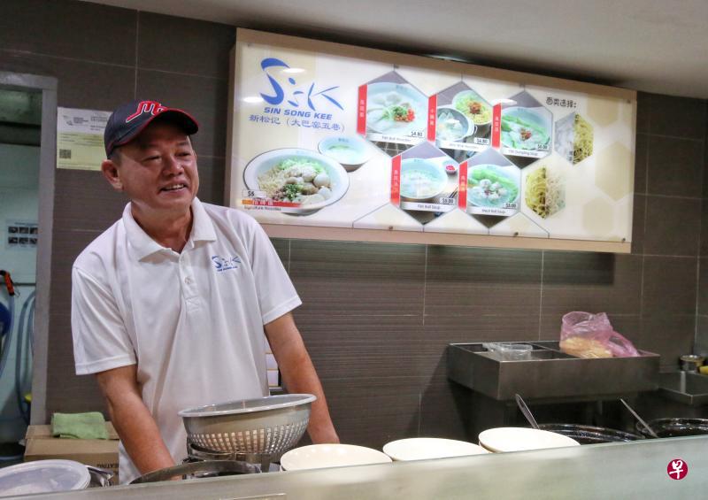 林添福目前在100AM商场的食阁开档做生意。(陈佩敏摄) 林添福目前在100AM商场的食阁开档做生意。(陈佩敏摄)