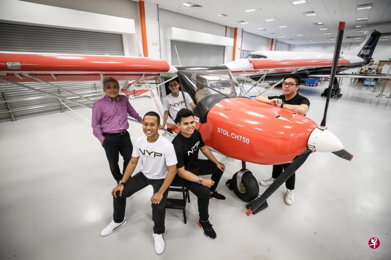 南洋理工学院工程系高级讲师林宝义(左一)带领四届学生建成一架短程起降飞机,最后一批参与建造的学生包括扎菲(左二)、穆哈末哈理斯(左三)、梁茗靖(坐驾驶舱者)及包哲礼。(叶振忠摄) 南洋理工学院工程系高级讲师林宝义(左一)带领四届学生建成一架短程起降飞机,最后一批参与建造的学生包括扎菲(左二)、穆哈末哈理斯(左三)、梁茗靖(坐驾驶舱者)及包哲礼。(叶振忠摄)