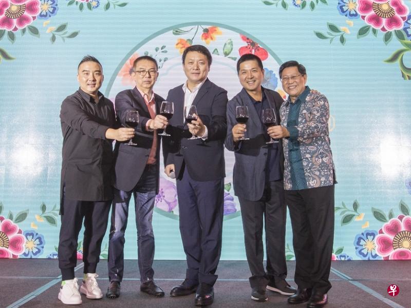 爱奇艺副总裁陈潇 (左起)、长信文化创办人何亚发、郭靖宇、杨峻荣及集团顾问杨木光。(长信文化传媒提供) 爱奇艺副总裁陈潇 (左起)、长信文化创办人何亚发、郭靖宇、杨峻荣及集团顾问杨木光。(长信文化传媒提供)